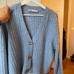 Stickad kofta - Blå stickad kofta från Zara. Frakt ingår i priset