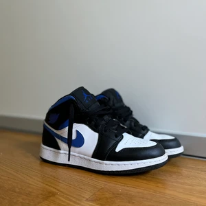 Blå jordans 💙🦋 - Säljer dessa skitsnygga skor då dem dessvärre inte kommit till så stor användning för mig! Dem är använda några gånger enbart!!  - Skorna är köpa på Nikes hemsida - Storleken på skorna är 36