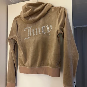 Juicy Couture  - Mitt fina sett från Juicy i beige. Knappt använt så alla pärlor är kvar. Säljer för 1100 men kan diskuteras vid snabb affär 