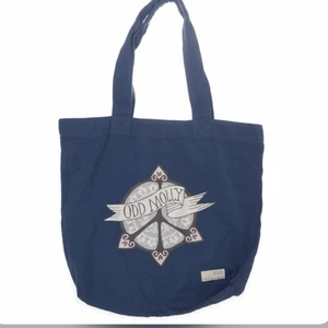 Odd molly tygväska - Mörkblå Odd Molly tygväska, bra skick endast en liten fläck på bandet