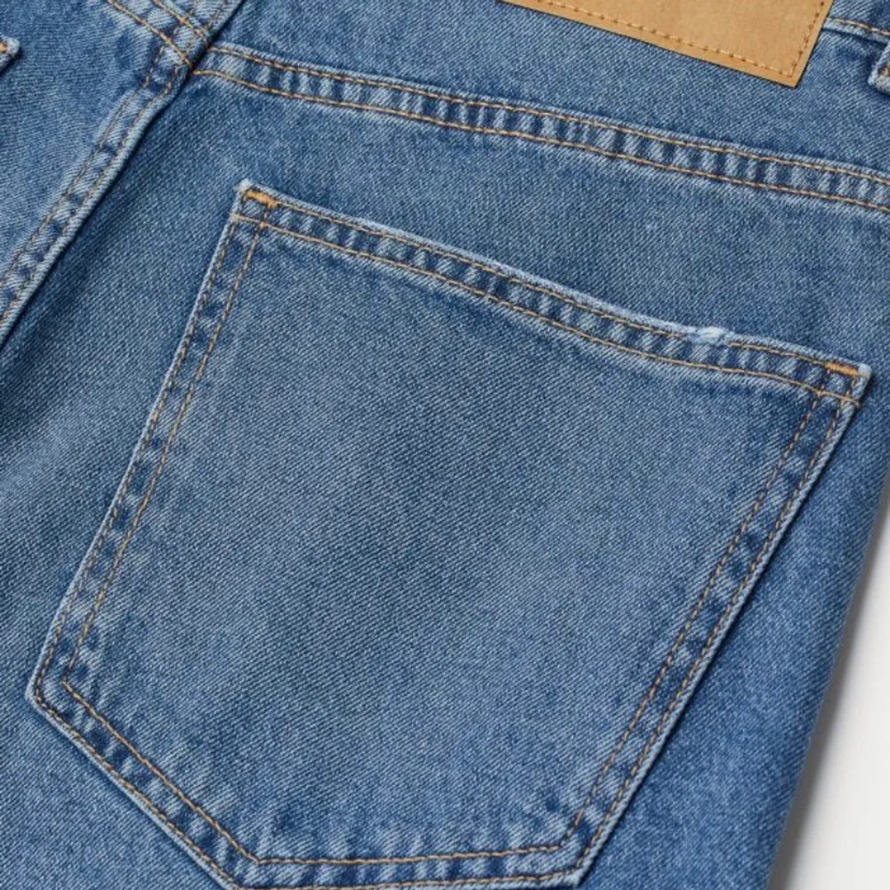 Wide high jeans från h&m i stl 38.  . Jeans & Byxor.