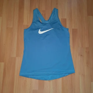 Träningslinne från Nike - Säljer detta linne då det inte används. Har haft det i något år men det är inget fel på det. Det sitter inte så tight utan är mer som ett yoga linne. Linnet är gjort i ett material som andas. Kan posta om det önskas.