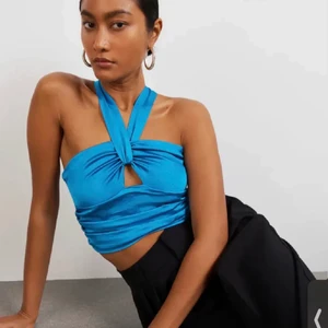 Topp gina tricot - Säljer denna topp som tyvärr inte passade mig. Den är i superfint skick, fin satin blå. 