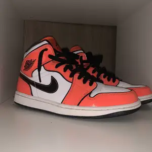 Hej tänkte sälja dessa air Jordan 1 mid turf orange, skorna är i storlek 41, skriv för fler bilder om du är intresserad