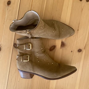 Zara boots - Så snygga boots från zara med paljetter på!! Storlek 38 men passar 37 också!!