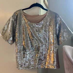Paljett Topp Silver  - Paljett-topp, silverfärgad från Bikbok. Använd vid 2 tillfällen. Storlek L. Lös i passform. Möts upp eller skickar mot fraktkostnad 😊