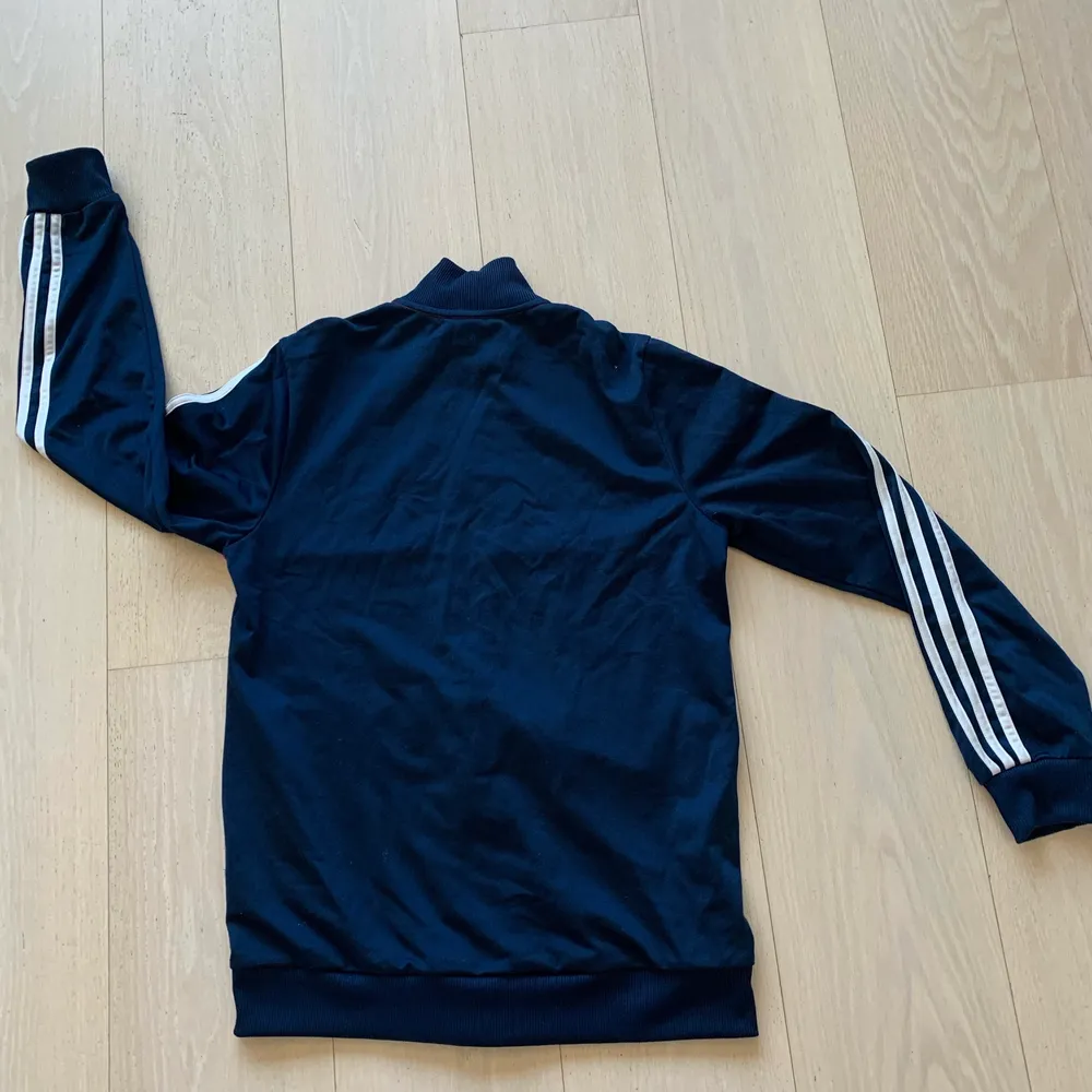 Hej jag säljer min adidas zip hoodie i storlek xs, inga fläckar eller hål. Köpt för 250 på stadsmissionen och sälj och då för 75. Hoodies.