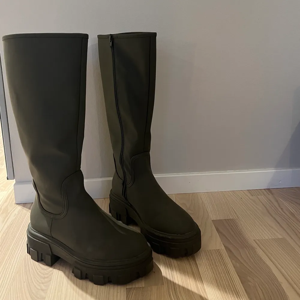 Säljer ett par supersnygga stövlar/boots i mörk grön, använda ca 2 ggr. Stl 39! 🤎 450kr + 99kr frakt 💋. Skor.