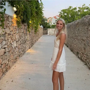 Zara klänning  - Jättefin sommarklänning från Zara, endast använd en gång. Vit i bomull med små broderade detaljer. Perfekt till en sommardag! Storlek M men skulle snarare säga S. Är förnärvarande utomlands så klänning kan skickas som tidigast i mitten av juni. 