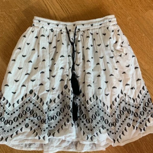 Ljus sommar tjol, med fickor. - Medel lång tjol, inte haft den så länge. Fickor som rymmer en ex, en mobil etc.