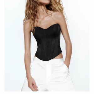 korsett - Jättefin korsett från zara. Helt oanvänd och lappen finns kvar. Säljer då den var lite för stor. Skriv privat för fler bilder💗 