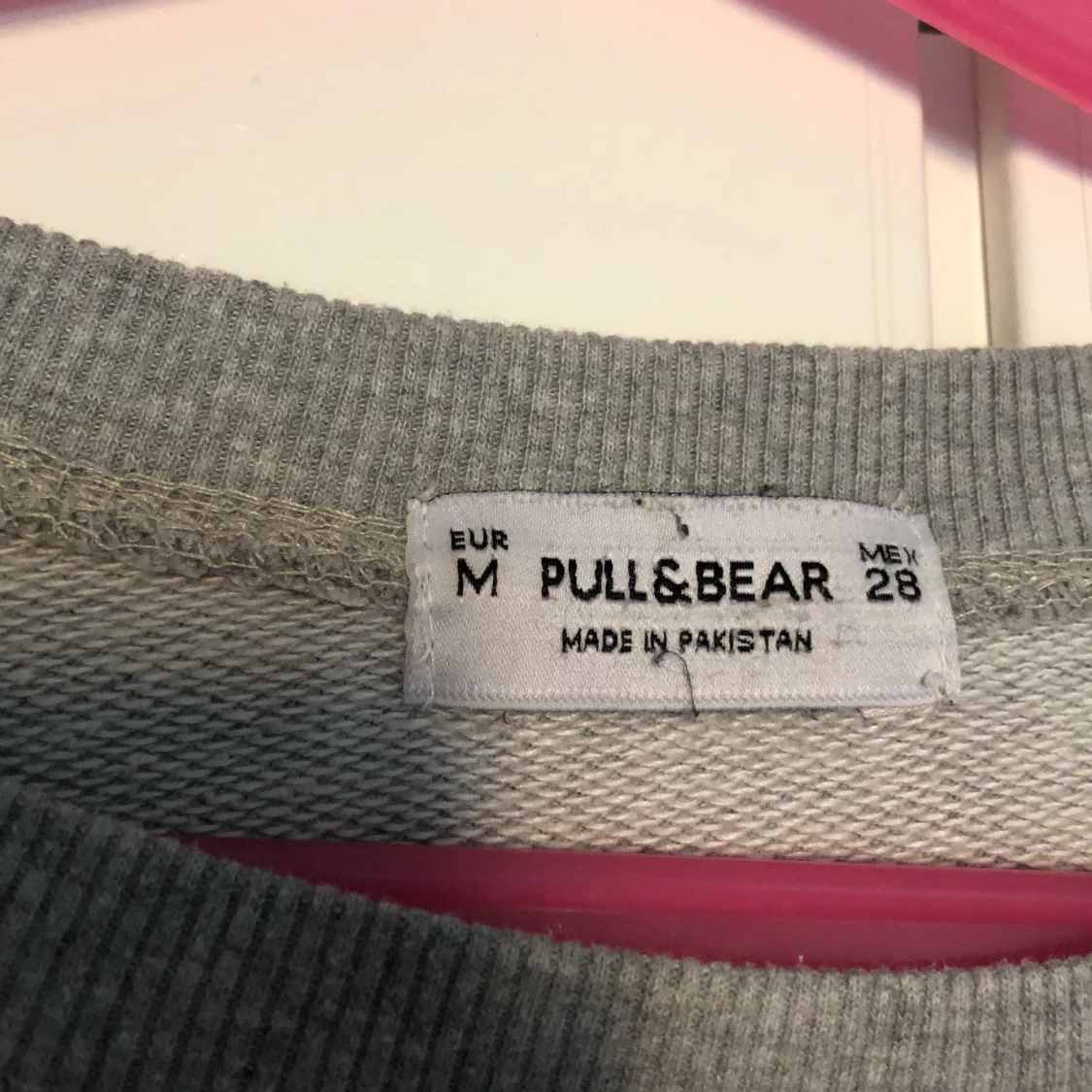 En grå tjockare tröja, dock ingen hoodie.  - 91