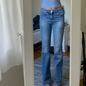Mid rise jeans - Dessa mid rise jeansen från filippa k är i storlek S. Sitter otroligt skönt då de är lite stretchiga. Köparen står för frakten utöver det angivna priset😌