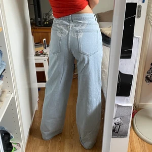 Jeans  - Ljusa jeans med fjärils tryck på baksidan. Köpta second hand men originellt ifrån Shein. Bra kvalitet och knappt använda🤍