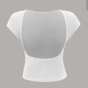 Vit & Svart topp med öppen rygg - Strl M, passar flesta storlekar. Aldrig använd, köpt från shein. Vit och svart. går att köpa båda för 100 om inga bud över. 🤍 bud på båda: 310kr