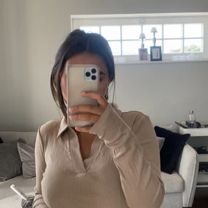 Tröjor  - Två långärmade tröjor från hm köpta för 150kr styck säljer båda för 200kr+ frakt kan även köpas enskilda och kostar då 120kr+ frakt