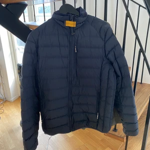 Parajumper - Detta är en marinblå parajumper jacka som är köpt på kidsbrandstore. Jackan är i fint skick men har behövts sy på ett ställe där det läckte dun, men är knappt synbart.   Storlek: large, passar mig och är 181 cm  Nypris: 3500 Pris: 1000