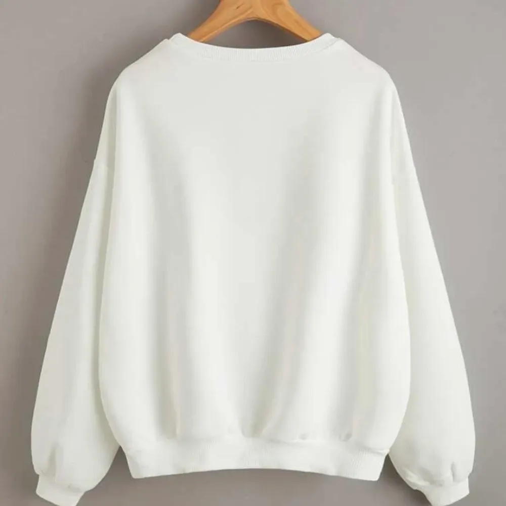 detta är en vit sweetshirt, med skönt material och en basic tröja att ha. Mycket att matcha till.. Tröjor & Koftor.
