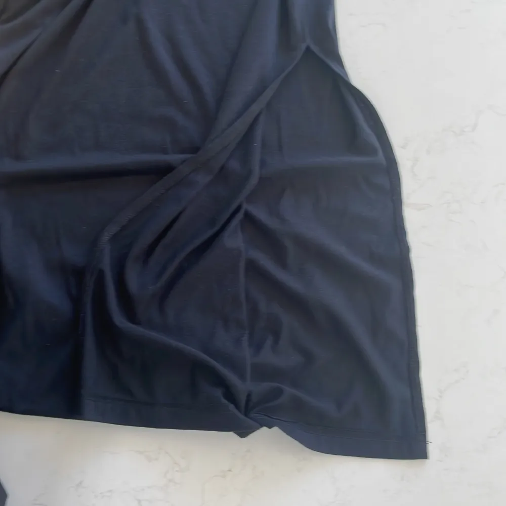 Jätte fin lång svart klänning med slits från ripcurl, andvönd bara några få tals gånger och passar perfekt in till all sammanhang. Mekot.