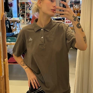 Adidas kortärmad skjorta  - Adidas skjorta!! Använd få gånger. Storlek L men liten i storleken. 