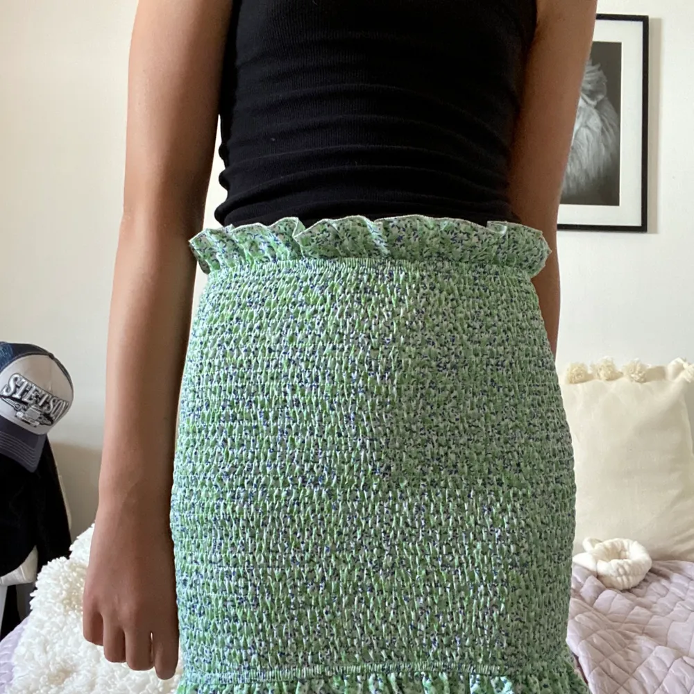 En grön kjol  men vitt mönster på från shein💚 Den är i bra skick. Original storleken är xs men kjolen är väldigt stretchig så den passar många storlekar💕. Kjolar.