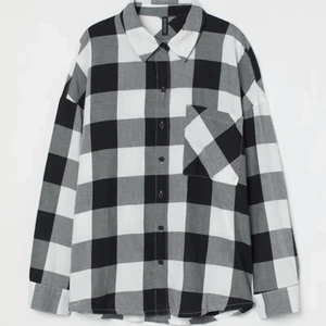 Rutig skjorta🖤🤍 - Svart, grå och vit skjorta från hm som är HELT oanvänd. Stor i storleken och skjut mjukt material 🖤🤍