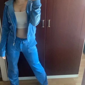 Blå juicy conture set - Säljer detta settet då jag aldrig använder juicy conture, köptes från ragllady för 2100 koftan är i storlek S och sitter jätte snyggt och byxorna i storlek s också jag kom privat för fler bilder eller mer info