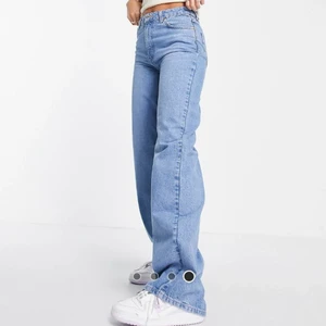 Ljusblå midwaist jeans - Ljus/mellan blå midwaist jeans från Asos i relaxed/straight fit. Använt ett par fåtal gånger, inga tydliga täcken på användning samt utan defekter.  Nypris 449 Går att köpa direkt vid intresse. 