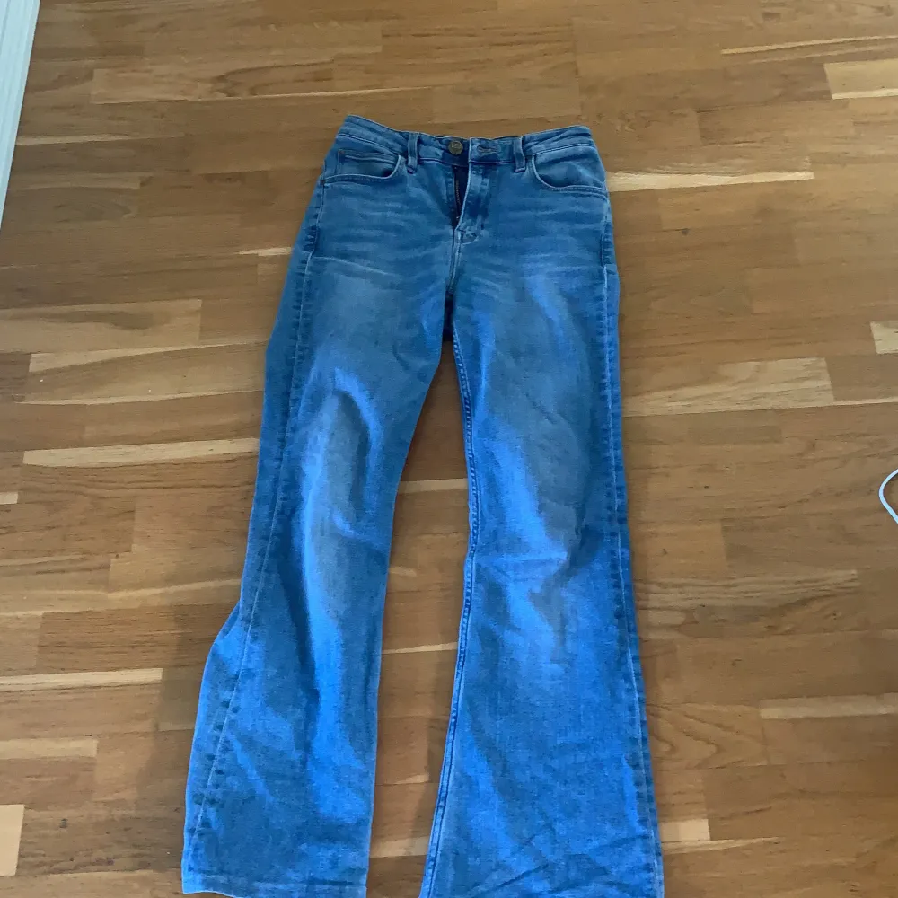 Ett par utsvängda lee jeans i storlek 32. Jätte fina, skriv privat för mer bilder❤️. Jeans & Byxor.