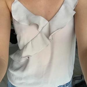 Supergulligt linne  - Så fint linne från Gina Tricot i strlk 36. Skulle säga att det passar en Xs-M beroende på vilken fit man vill ha. Använd ett fåtal gånger och i fint skick. 