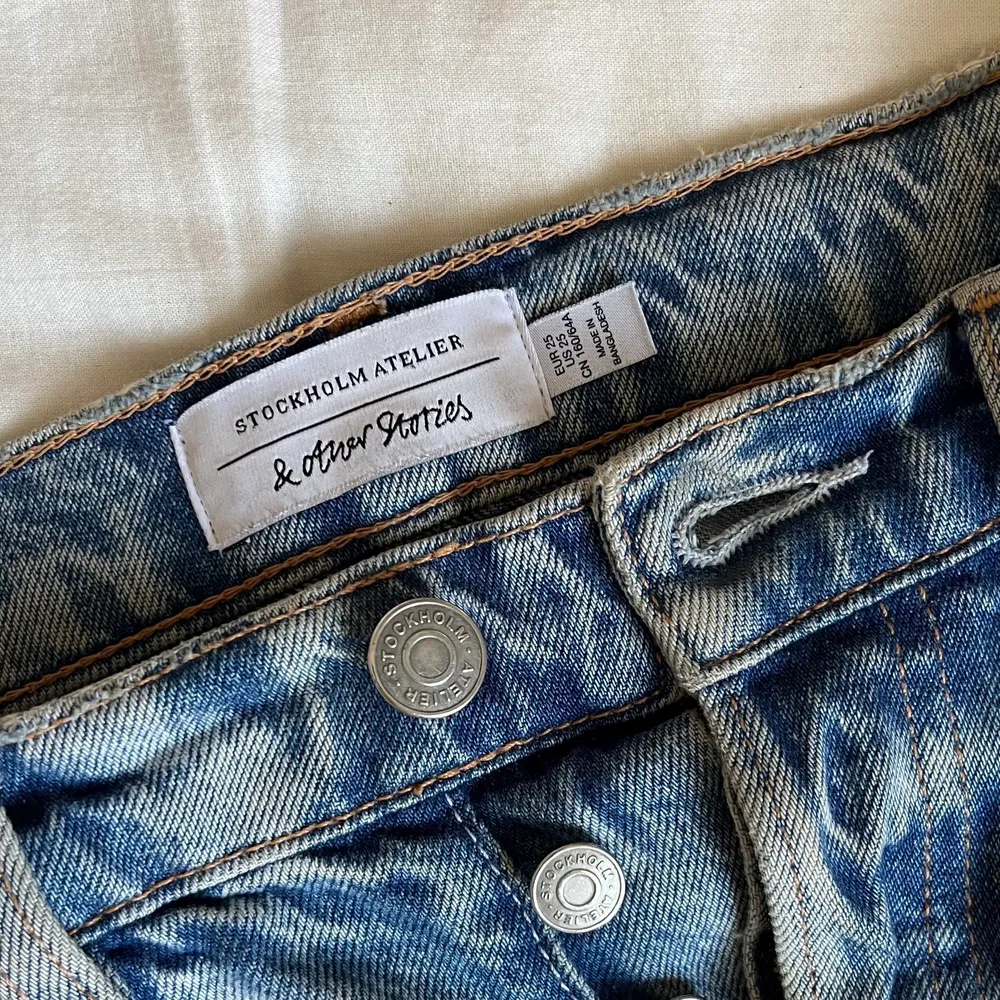 Fina jeans som ej kommer till användning längre. Hål på knäna och är typ mid waist. Köpta på Plick men är ursprungligen från &otherstories.❣️. Jeans & Byxor.