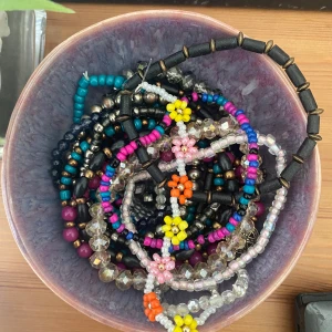 Armband - olika typer  - 15kr styck eller 100kr för alla! Frakt på 12kr tillkommer! 