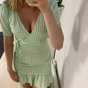 Grön klänning - Så söt grön klänning från Gina i strl S. Endast använd en gång💕