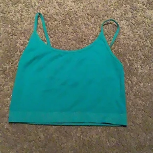 Topp - Gulligt linne i turkos som är använt inte jättemånga gånger men några! Passar XS-M!❤️