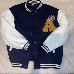 Varsity jacka - Använd ca 3 gånger, toppskick  Köpare står för frakt!