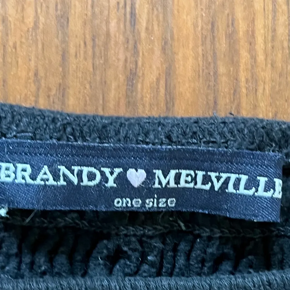 En super söt svart topp från brandy melville!. Toppar.