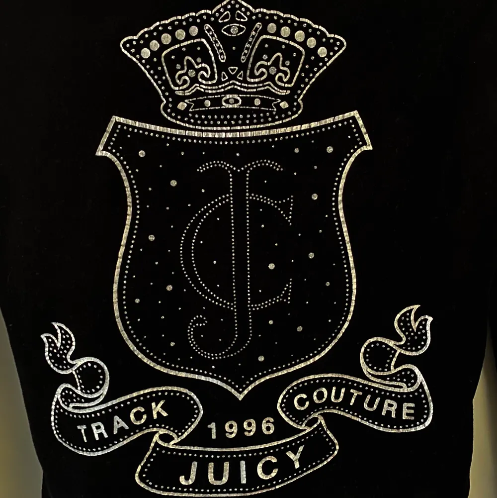 Jättefin juicy tröja köpt i new york för några år sedan, den är i nyskick och storlek xs 🤎 kan mötas i Helsingborg annars betalar köparen frakten🤎. Tröjor & Koftor.