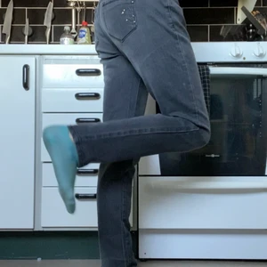 Gråa lågmidjade jeans storlek 38 - Köpte dom för inte alls länge sen tyckter dom är jätte fina men har aldrig använt, dom är storlek 38 men skulle säga att dom passar 36 me. Väldigt bra skick orginalt köpta för 350