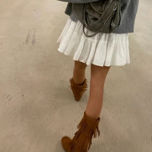 Minnetonka boots - Säljer mina knappt använda minnetonka boots i storlek 36 pga för små❤️ dom är i jättefint skick men har inte boxen kvar. Frakt ingår inte priset och säljer endast vid bra bud💞  Bilderna är lånade men kan ta bild på dom också ifall ni vill ha det🫶