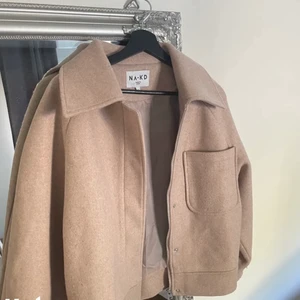 Kappa - Säljer denna kappa från NA-KD. Lånade bilder. Säljer för 450kr ❤️ Storlek M