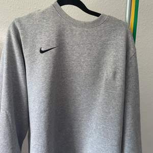 En grå Nike sweat i storlek L, ganska oanvänd men vällanvänd