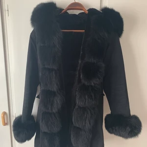 Vinterjacka med päls  - Varm vinterjacka med svart päls i storlek M. Inga skador på den! 