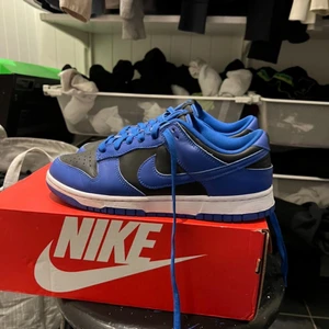 Nike Dunks Cobalt  - Nästan som nya Nike Dunks  Storlek 43 ✅ Condition 9/10 ✅ Kan fraktas även mötas upp  Först till kvarn✅
