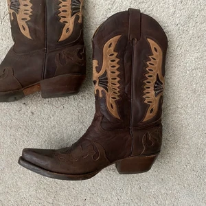 Cowboy boots - Cowboy boots. Säljer pga flytt utomlands, går att få paketpris vid köp av fler plagg. Frakt ingår inte