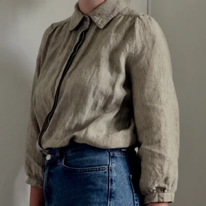 Linneskjorta KLCO - Fin linneskjorta från märket KLCO i modellen Mildred. Nypris 1400kr. 100% linne. Nyskick och endast använd ett fåtal gånger. https://klco.se/produkt/mildred-blus-svart-lava/