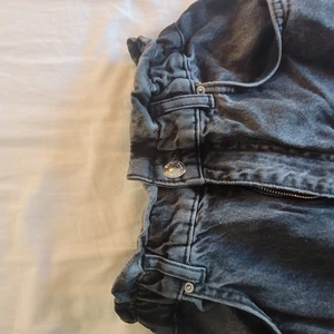 Svarta jeans med resårband 👖🖤 - Svarta Jeans i använt skick med resårband i midjan. Jättesköna och snygga men aningen för korta för mig som är 175cm lång. 😙🖤