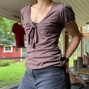 Brun topp med knyte - Säljer denna bruna topp då den aldrig blir använd. Den är i nyckick :)