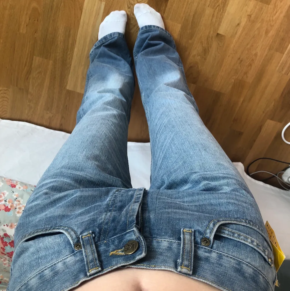  Säljer dessa helt nya lowwaist bootcut/flare jeansen från Lee i storlek 26/32. Prislappen är fortfarande på och de är ljusblåa! Verkligen superfina. Skriv vid frågor osv. . Jeans & Byxor.