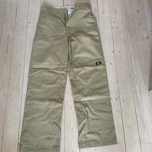 Dickies workpant loose fit - Beige:a dickies som sitter löst, har en ficka på benet, double knee. Köptes nya för några år sen och har växt ur de. Bra o skejta i