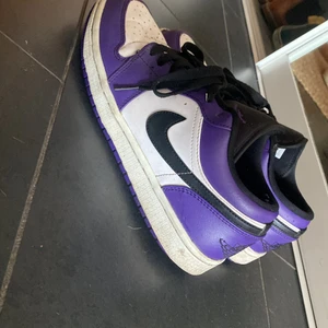 Jordan 1 low court purple - Ganska beated men är väldigt fina och står ut mycket ngn har ritat en liten grej med bläck på sulan men ingen man ser bra 